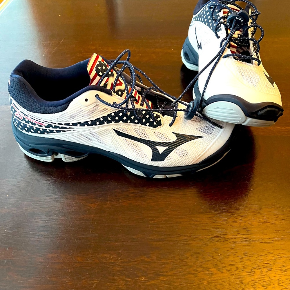 Women’s Mizuno Z4 Wave Lightning, size 10, white and navy with American Flag.